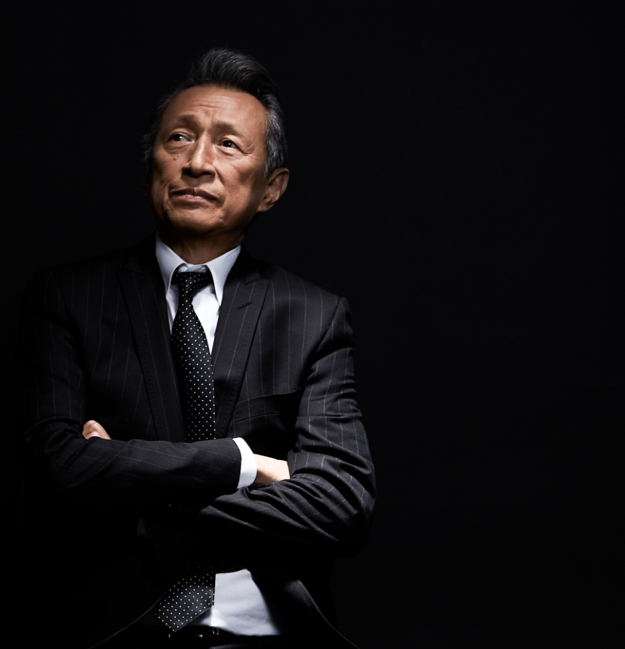 腕を組む男性