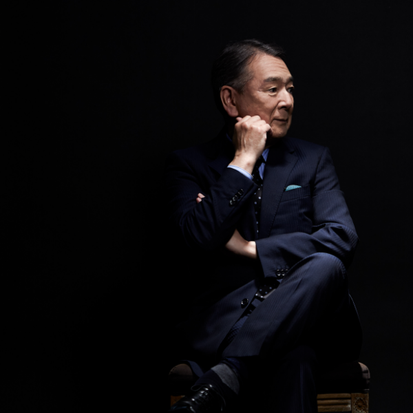 左側を見つめる男性